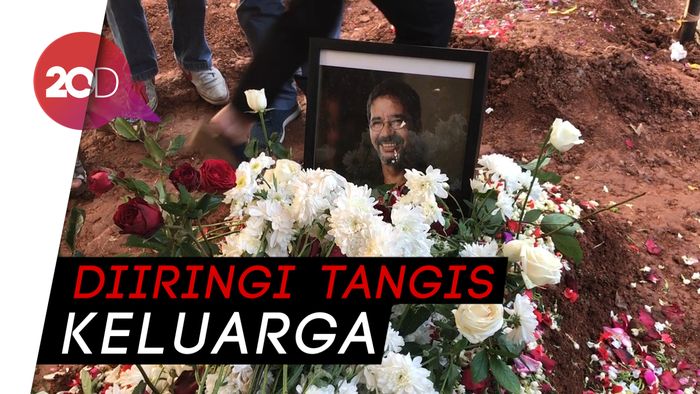 Suasana Pemakaman Tino Saroengallo yang Penuh Haru