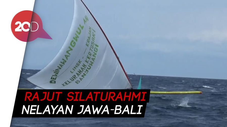 Seru! Puluhan Nelayan Beradu Tangkas di Laut Banyuwangi