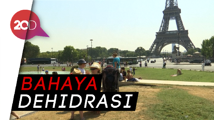 Warga Paris Bertahan di Cuaca Panas