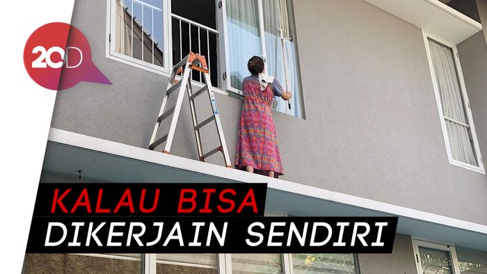 Wow! Aksi Sarwendah yang Bersihkan Kaca Jendela dengan Tangga