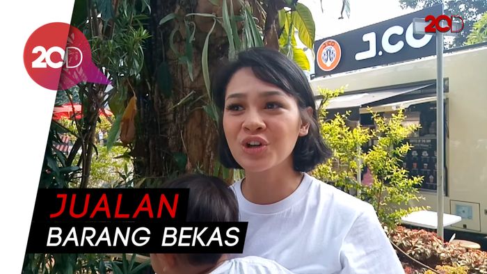 Andien Cs Donasi Barang untuk Pendidikan Anak Indonesia