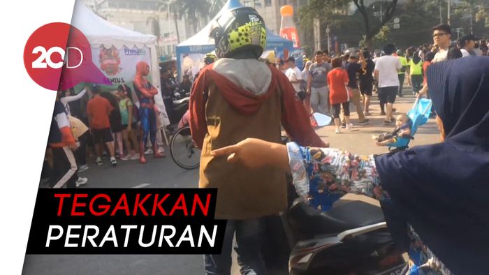 Emak-emak Usir Pemotor yang Terobos CFD 