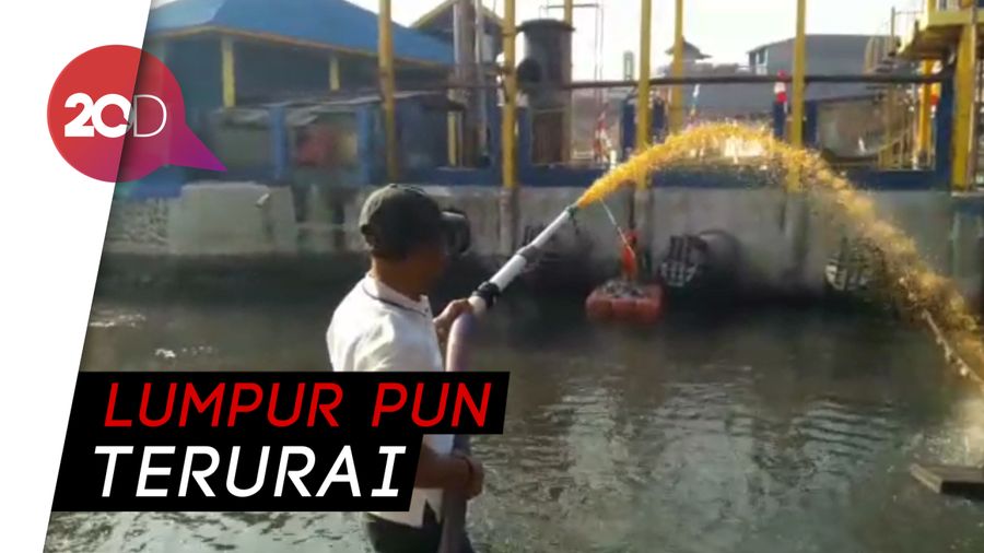 Hilangkan Bau, Cairan Mikroba Disemprot ke Kali Item