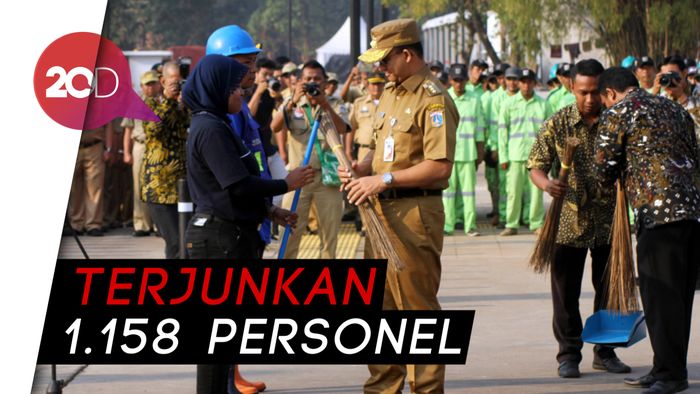 Anies Pimpin Pasukan Gerebek Sampah GBK