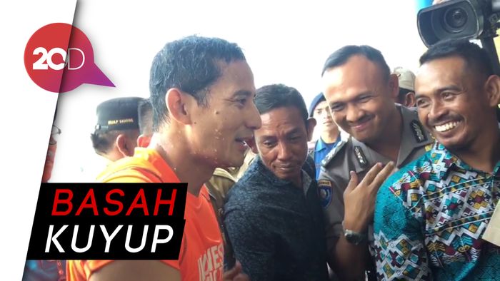 Berkantor di Kepulauan Seribu, Sandi Berenang 150 Meter