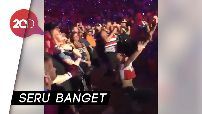 Gigi Hadid dan Ibu Zayn Malik Nonton Konser Bareng