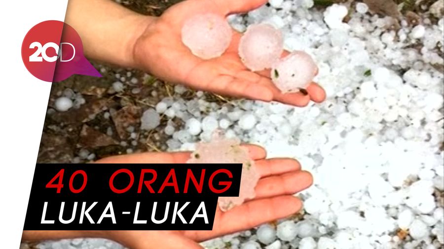 Lagi Asyik Nonton Konser, Tiba-tiba Dihujani Batu Es