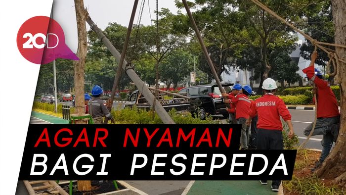 Ganggu Jalur Sepeda, Tiang di Trotoar GBK Dirobohkan