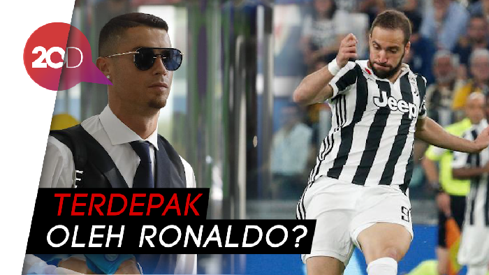 Ronaldo Datang, Higuain Hengkang