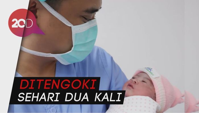 Senyum Jokowi Dianugerahi Cucu Perempuan Pertama