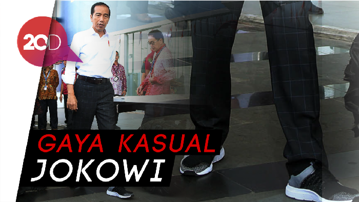 Sepatu Sneakers Temani Jokowi Keliling GIIAS 2018