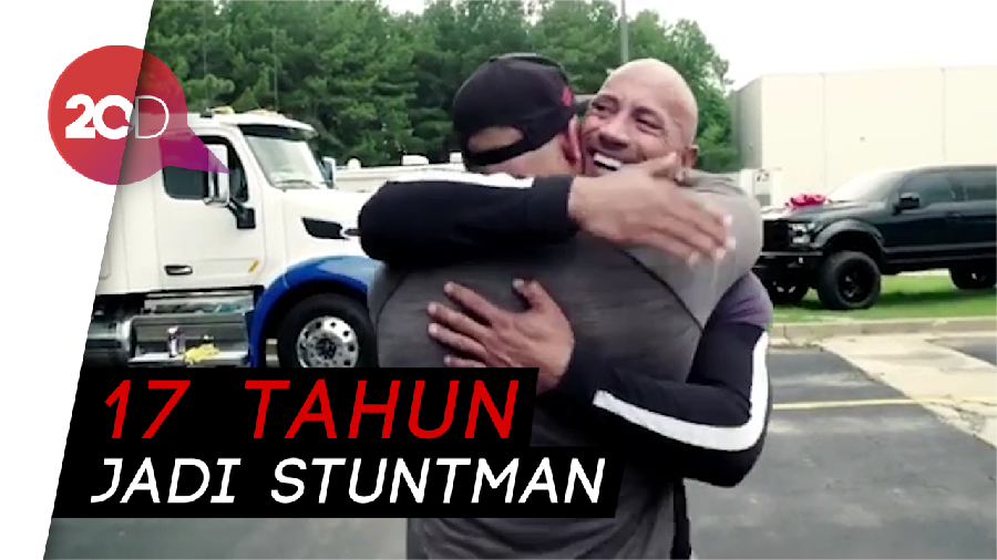 Menyentuh! Saat Dwayne Johnson Beri Stuntman-nya Kejutan