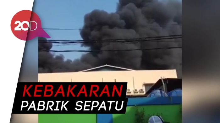 Pabrik Sepatu di Kali Deres Terbakar