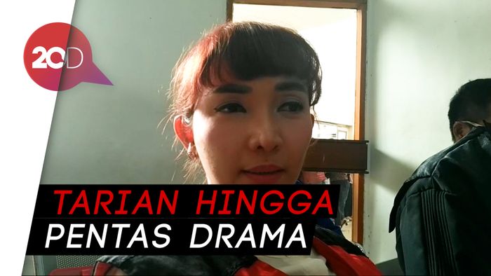 Sambut Kemerdekaan, Roro Fitria Ngajar Kesenian di Lapas