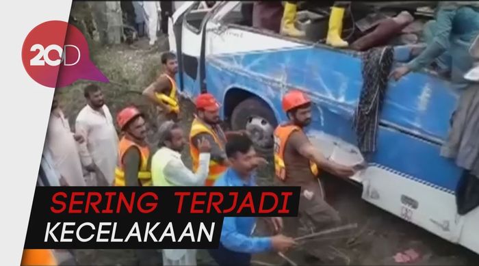 Bus VS Truk Kontainer , 18 Penumpang Tewas
