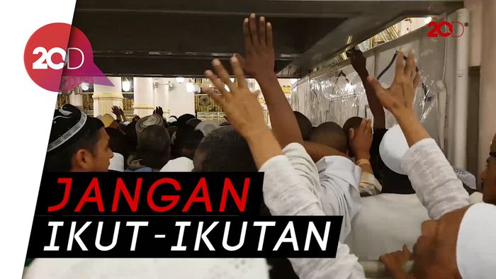 Mengusap-usap Makam Nabi, Bagaimana Hukumnya?