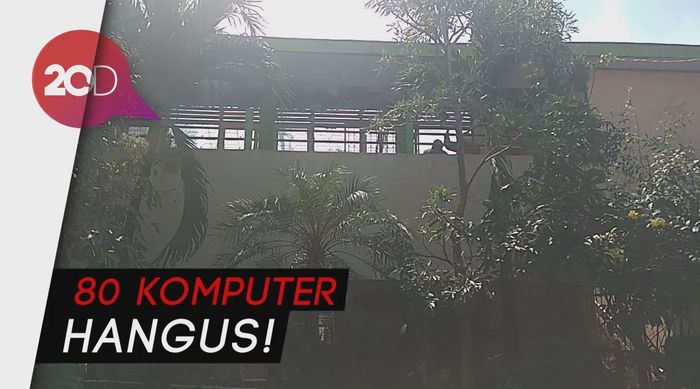 Diduga Korsleting, Gedung SMPN 21 Surabaya Dilahap Api