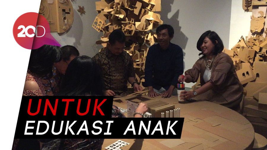 Pesona Seni dari Kardus Buatan Gatot Indrajati