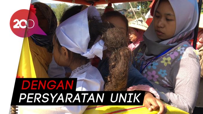 Suasana Prosesi Pemotongan Rambut Gimbal di DCF 2018