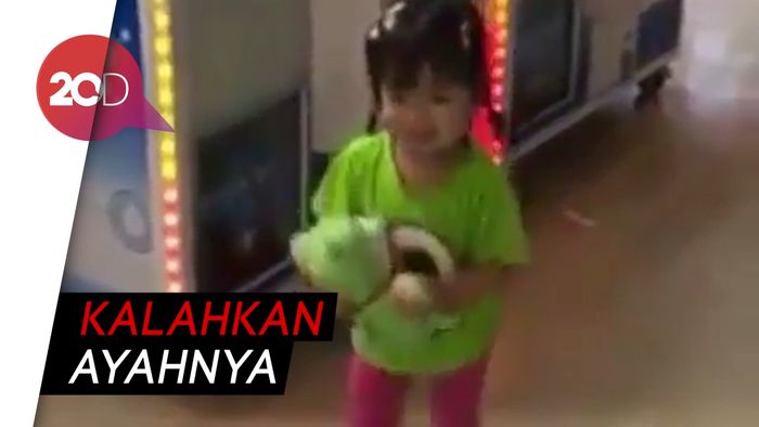 Viral! Anak Ini Gampang Banget dapat Boneka dari Mesin Capit