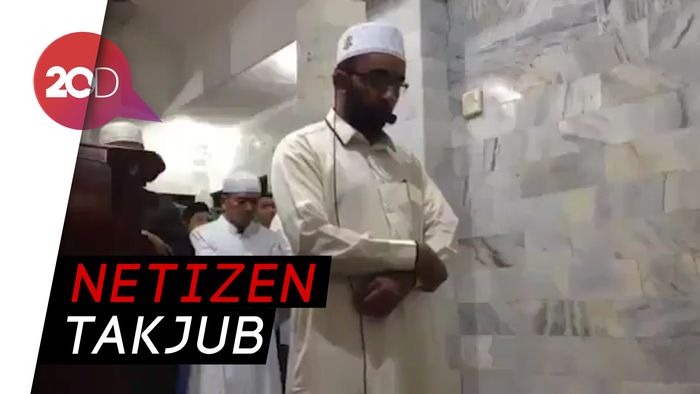 Masyaallah... Imam Masjid Ini Tetap Salat Meski Digoyang Gempa