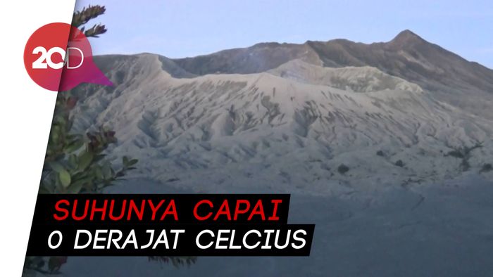Wisatawan Serbu Embun Beku Mirip Salju di Gunung Bromo