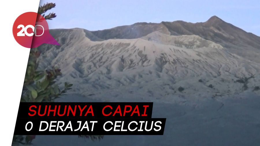 Wisatawan Serbu Embun Beku Mirip Salju di Gunung Bromo