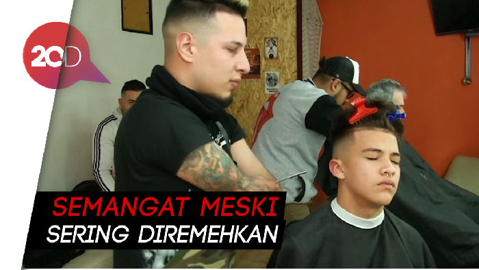 Meski Tak Punya Tangan, Pria Ini Jago Banget Cukur Rambut