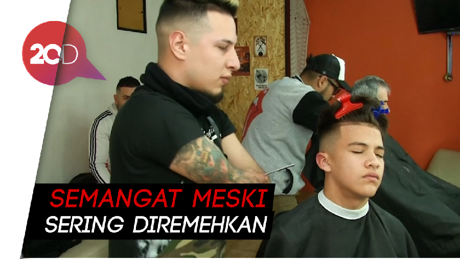 Meski Tak Punya Tangan, Pria Ini Jago Banget Cukur Rambut