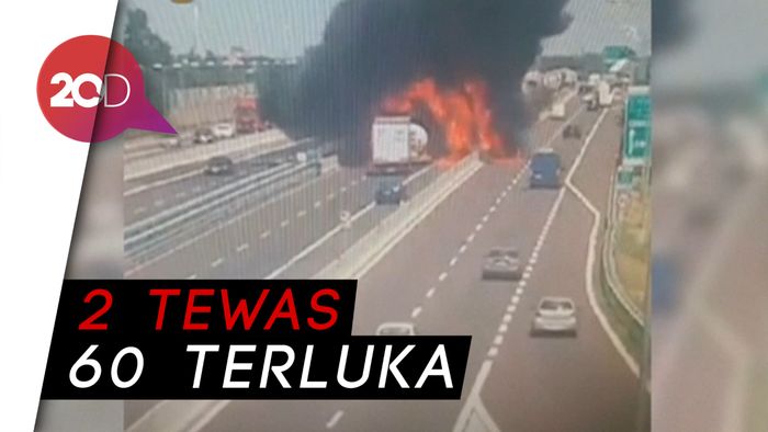 Ngeri! Truk Tangki Meledak di Jalan Tol Italia