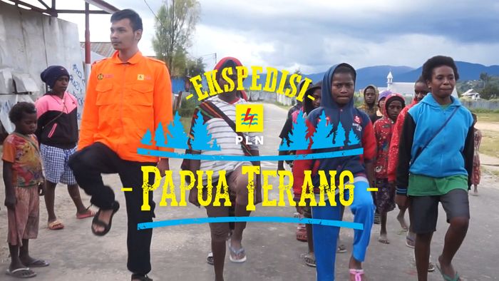 Anak-anak Papua Latihan Baris untuk 17 Agustus
