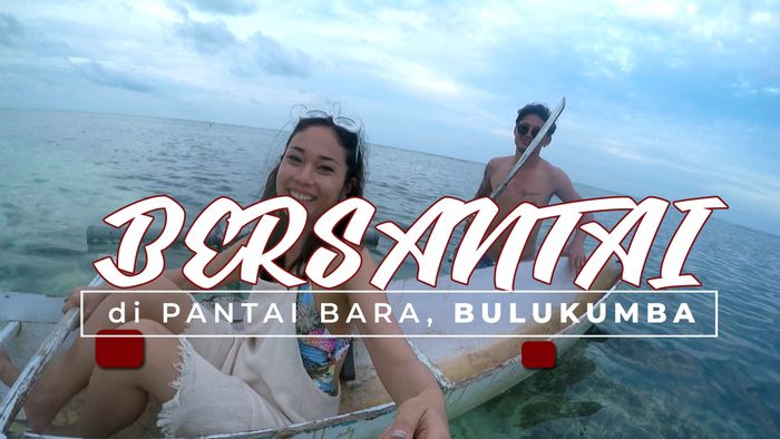 Mendayung Perahu di Jernihnya Air Pantai Bara