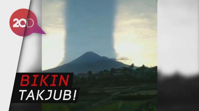 Merinding! Begini Penampakan Cahaya Terbelah di Gunung Sindoro 