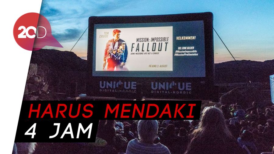Gokil! Nobar Mission: Impossible Fallout di Atas Tebing