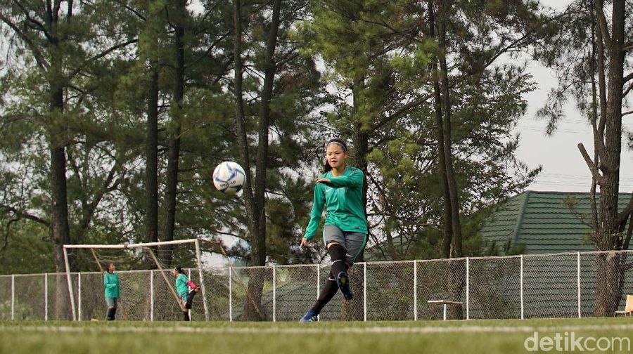 Cerita Cinta Pertama Dhanielle Daphne, Sepak Bola