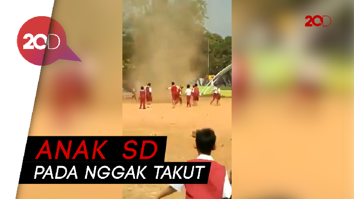 Bukannya Menghindar, Anak-anak Malah Mainan Tornado