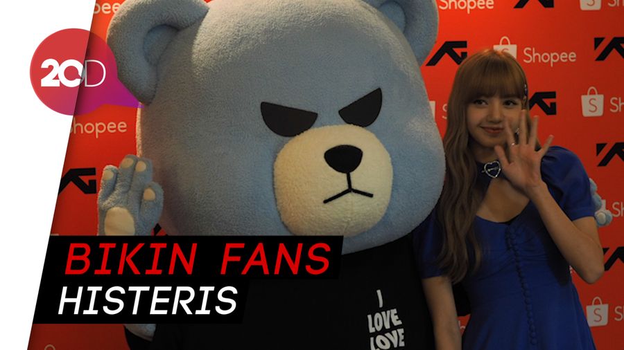 Wow Cantiknya Lisa BLACKPINK Berbalut Gaun Biru di Fanmeeting