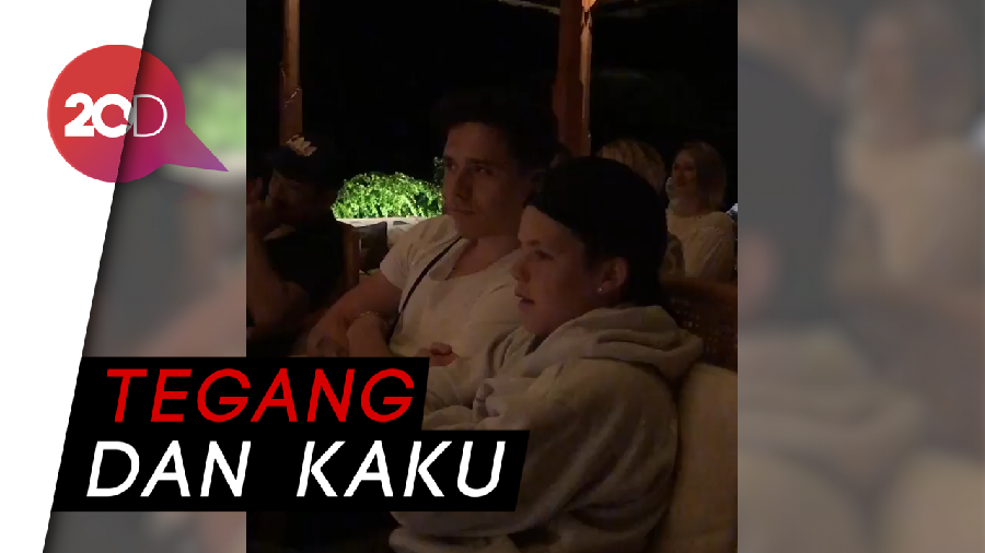 Ekspresi Takut Putra Victoria Beckham Saksikan Tari Kecak