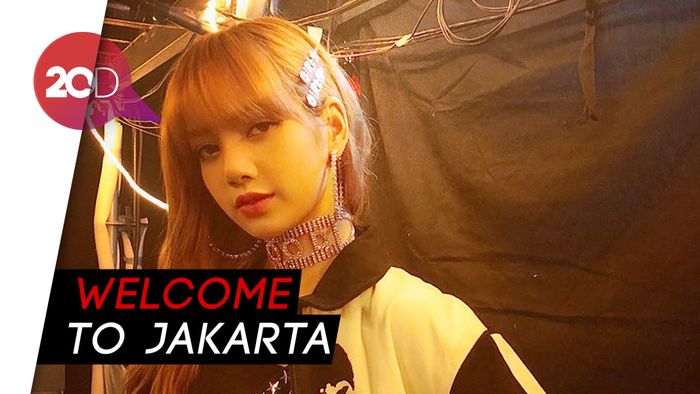Fans Sambut Gembira Kedatangan Lisa BLACKPINK di Jakarta