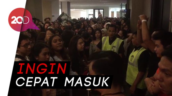 Fans Sempat Dorong-dorongan Maksa Masuk ke Venue Lisa BLACKPINK