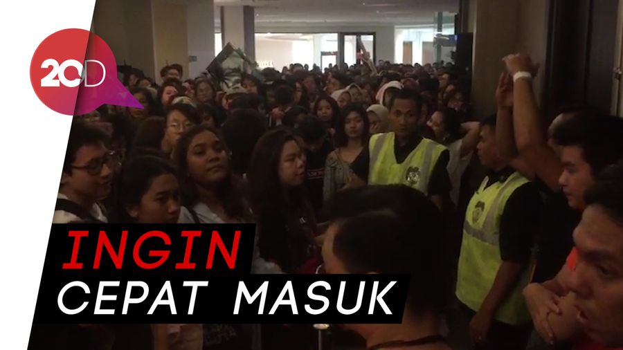 Fans Sempat Dorong-dorongan Maksa Masuk ke Venue Lisa BLACKPINK