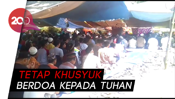 Nestapa Korban Gempa Lombok Salat Beratapkan Tenda