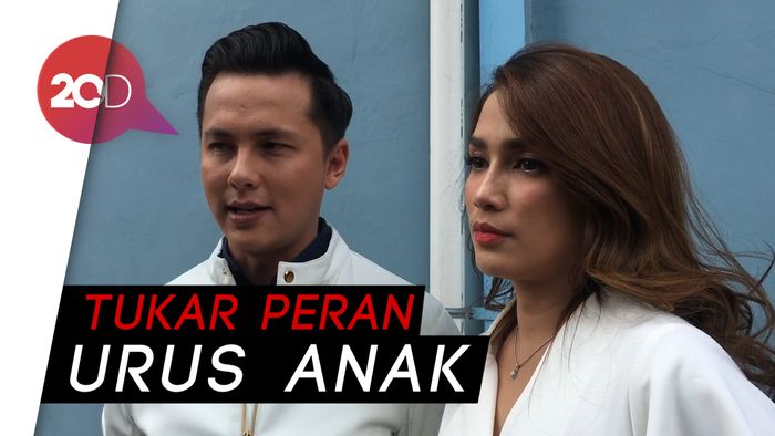Sibuk Bisnis, Ussy dan Andhika Pratama Bagi Tugas Rumah