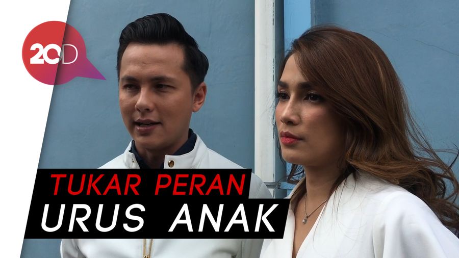Sibuk Bisnis, Ussy dan Andhika Pratama Bagi Tugas Rumah