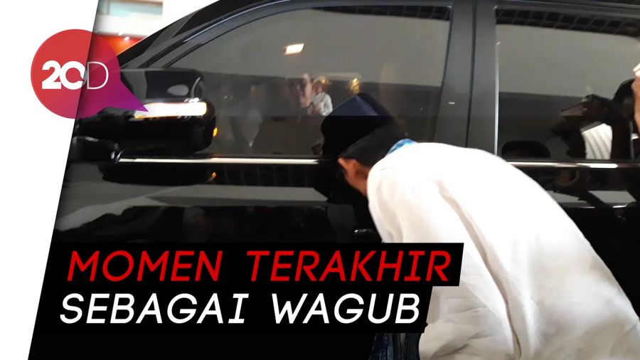 Undur Diri dari Wagub DKI, Sandi Cium Mobil Dinas