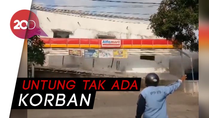 Video Epik, Detik-detik Gempa Lombok Robohkan Alfamart