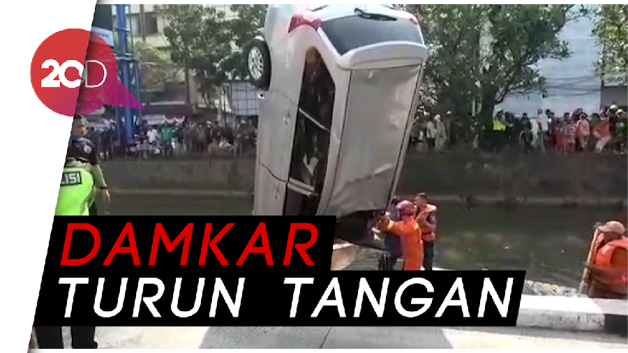  Damkar Bantu Evakuasi Mobil Tercebur di Kali Glodok
