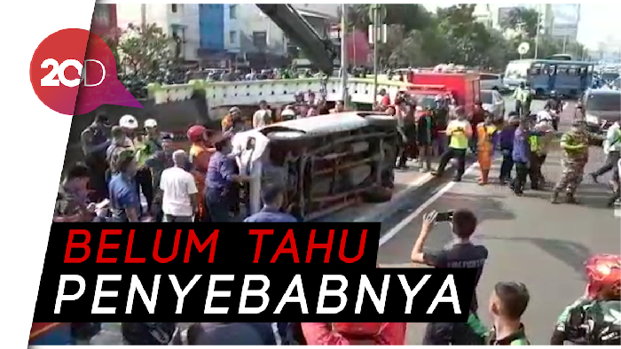 Mobil Tercebur di Kali Glodok, 3 Penumpang Terluka