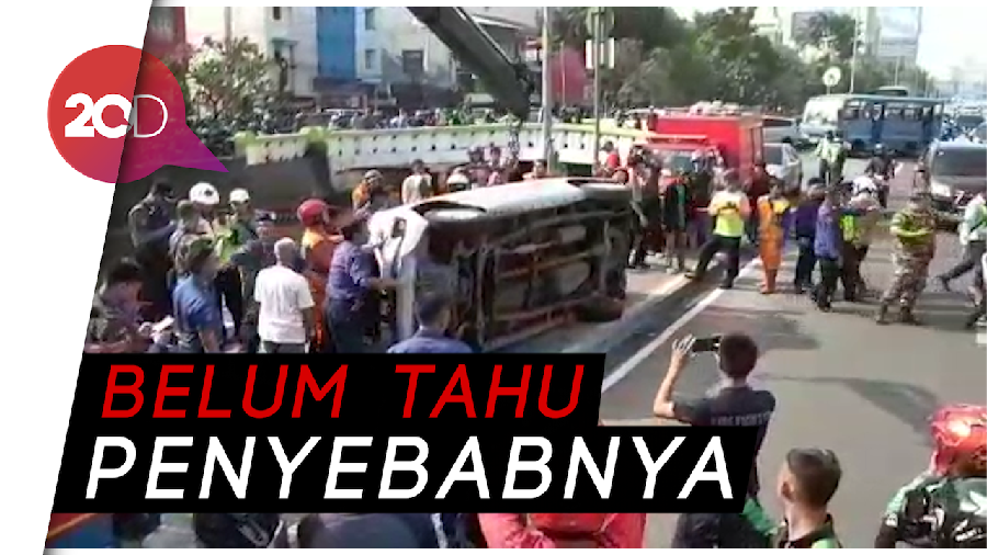 Mobil Tercebur di Kali Glodok, 3 Penumpang Terluka