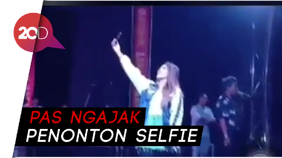 Waduh! Via Vallen Tiba-tiba Pingsan di Panggung
